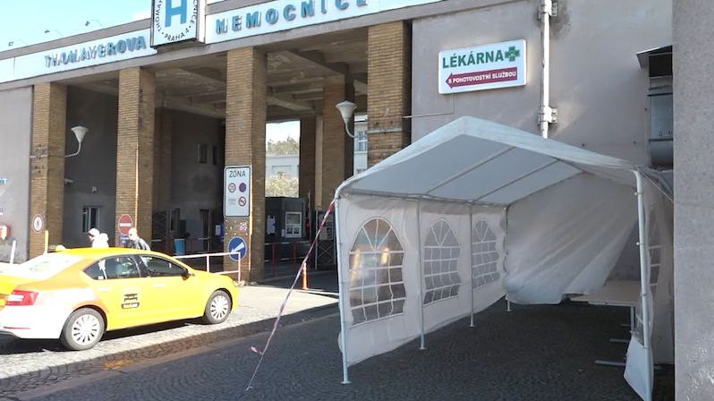 V pražské nemocnici, kde zemřel muž s koronavirem, je nakaženo 13 seniorů